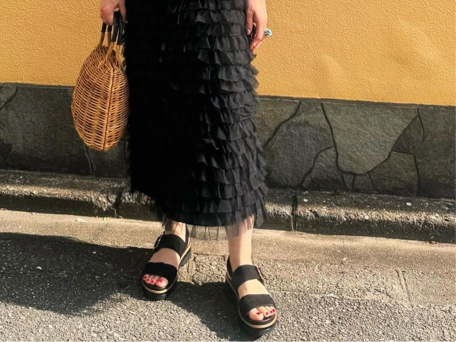 【2024年】歩きやすいレディースサンダルのおすすめまとめ。きれいめ大人向け人気ブランドは?