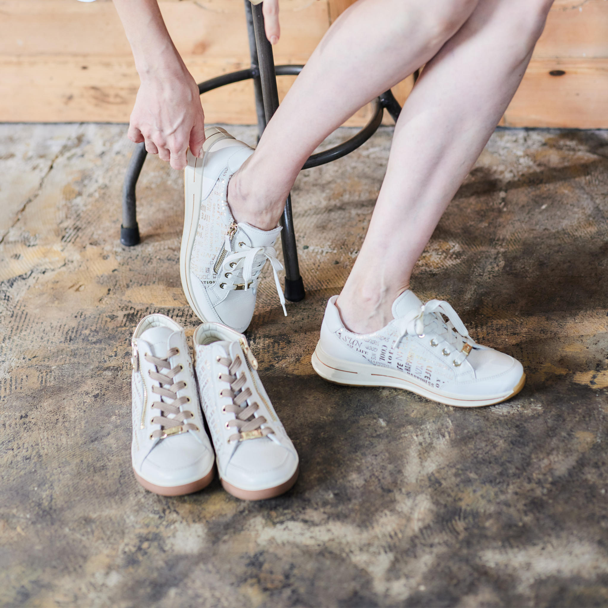 12-54801 OSAKA 白スニーカー