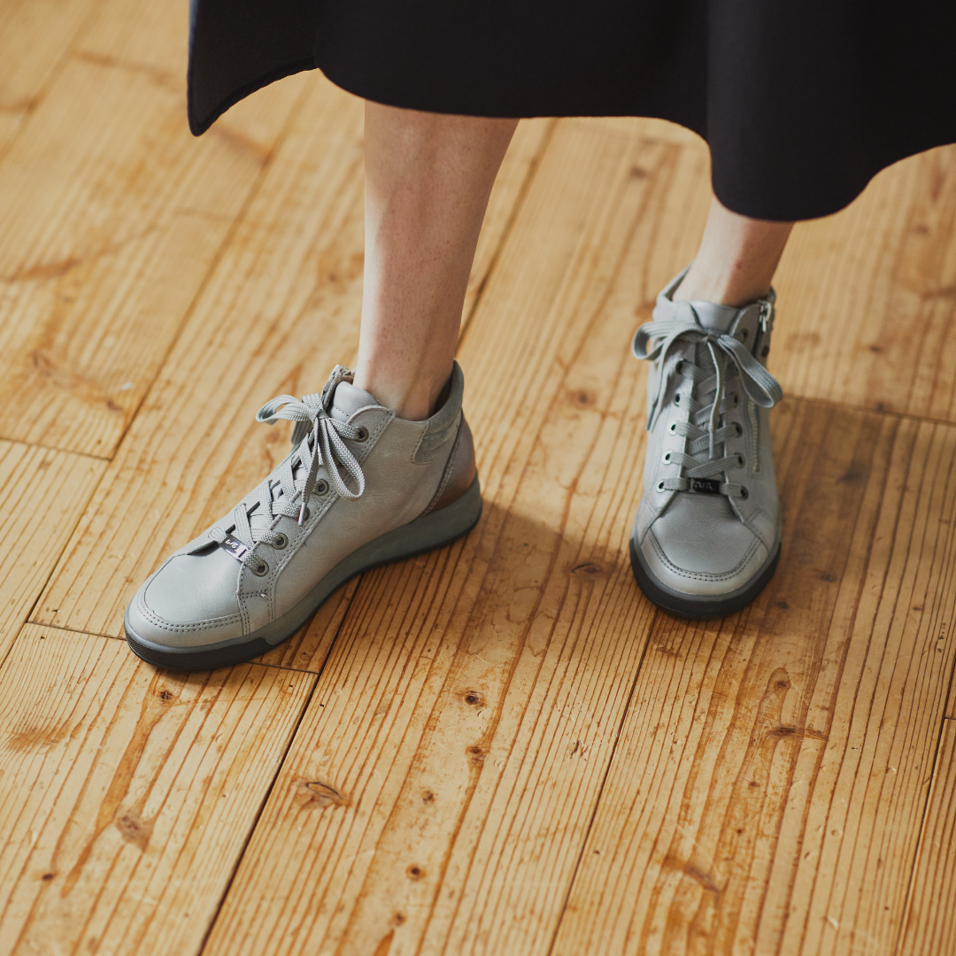 SNEAKERS SNEAKERS